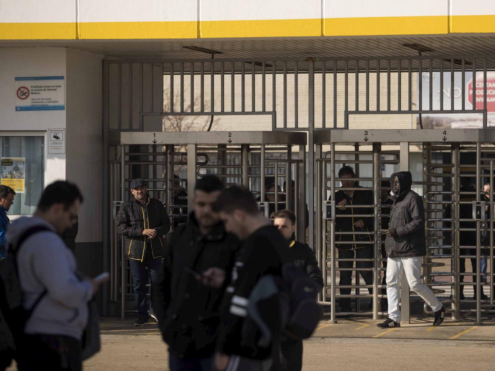 Cambio de turno de los empleados de la planta de Opel de Figueruelas, este miércoles al mediodía.