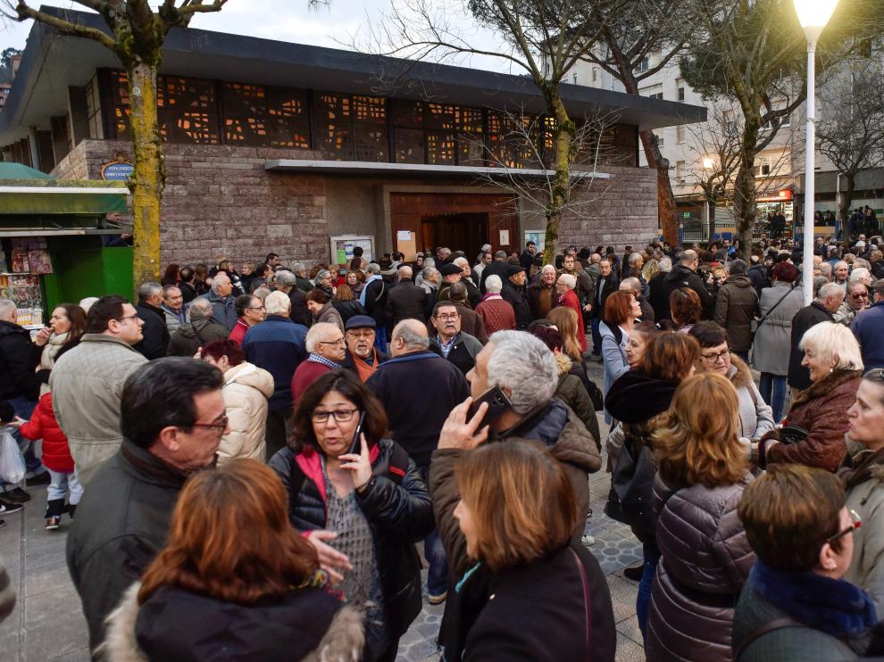 Numerosas personas acudieron este martes al funeral por los octogenarios asesinados en Otxarkoaga el jueves pasado.