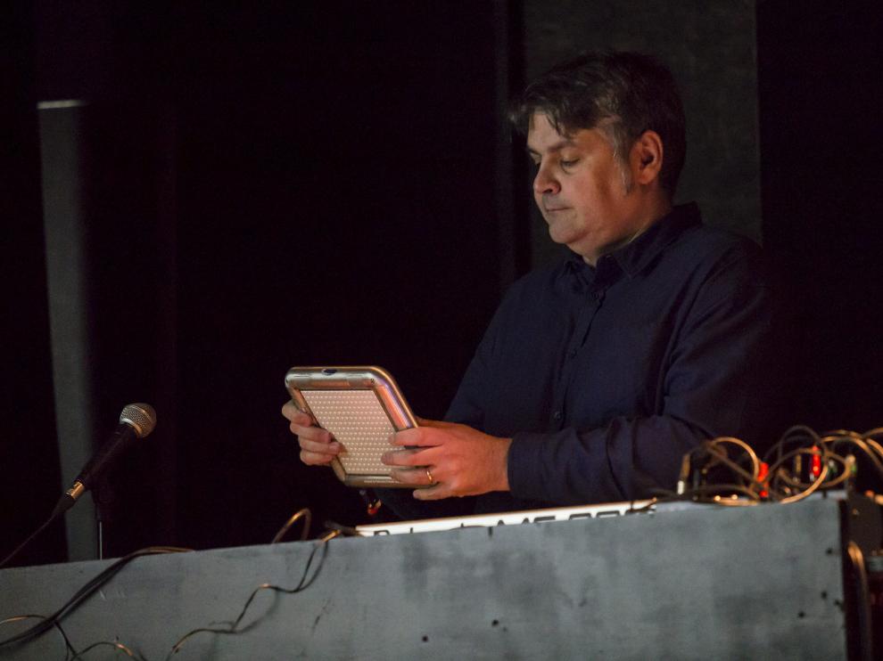 Juanjo Javierre con el instrumento llamado Tenorión.