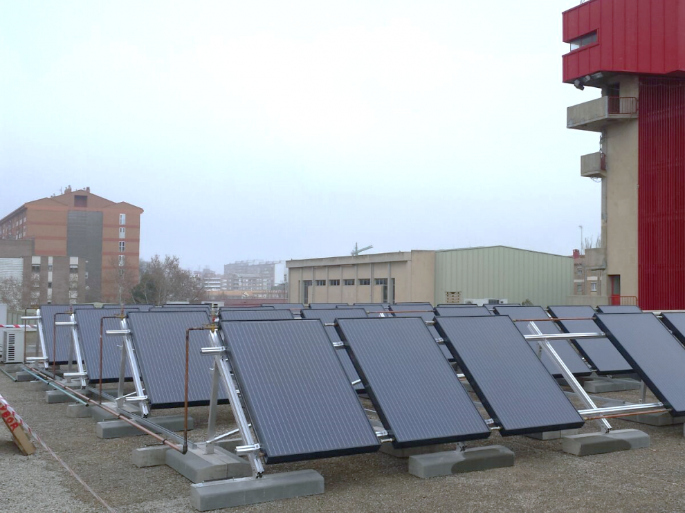 Instalación de placas solares en el Parque de Bomberos de Zaragoza.