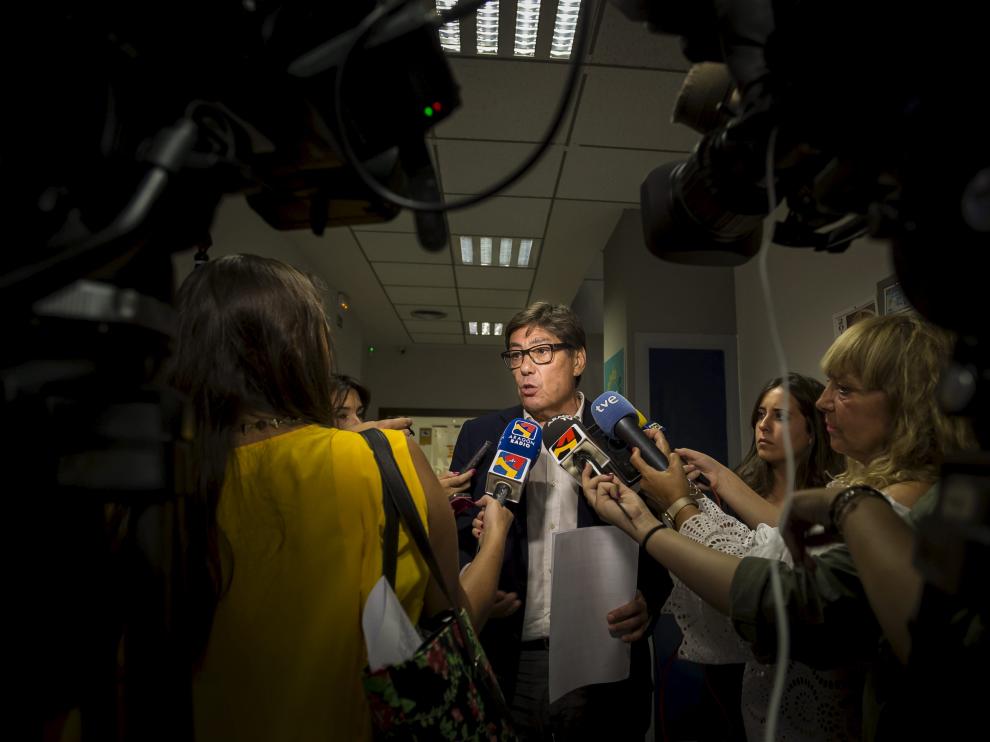 El presidente del PAR, Arturo Aliaga, en una comparecencia ante los medios de comunicación