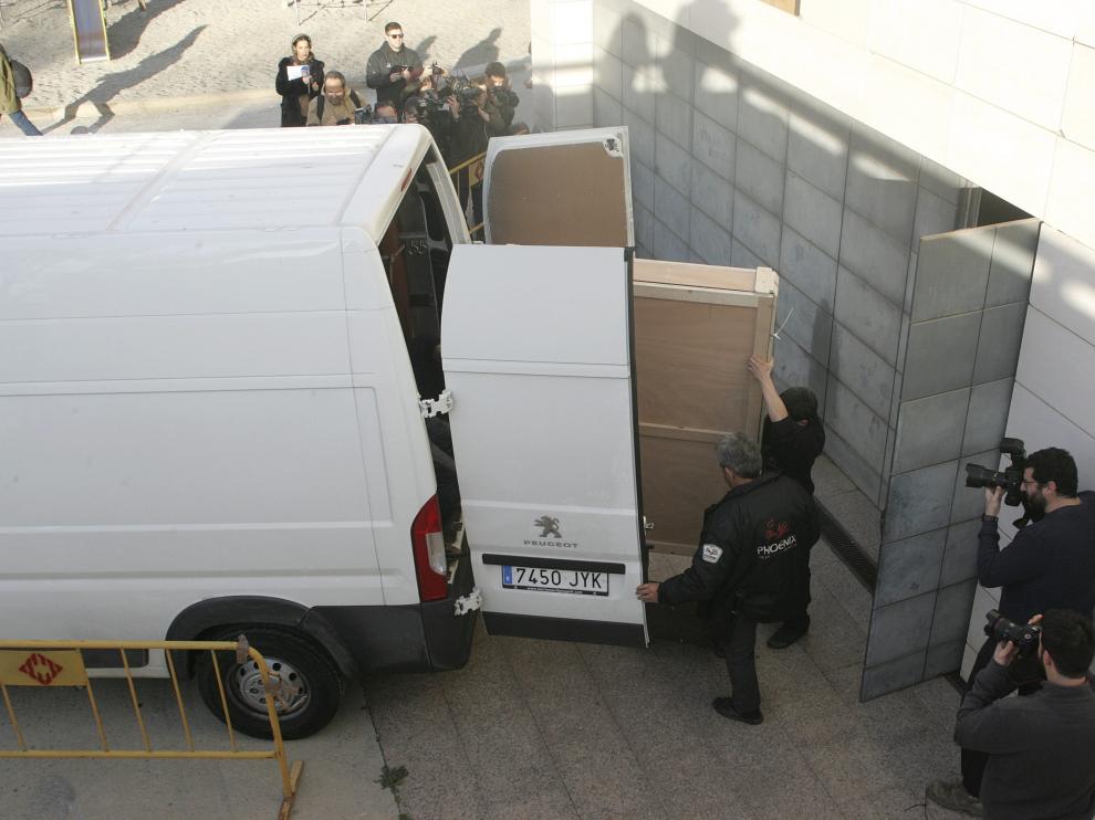 Momento en el que los operarios sacan el cuadro del Museo de Lérida y lo introducen en el vehículo para trasladarlo a Sijena.