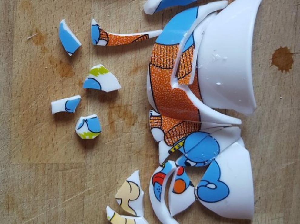 Los pedazos en los que terminó convertida la taza favorita de la mujer de Jorge.