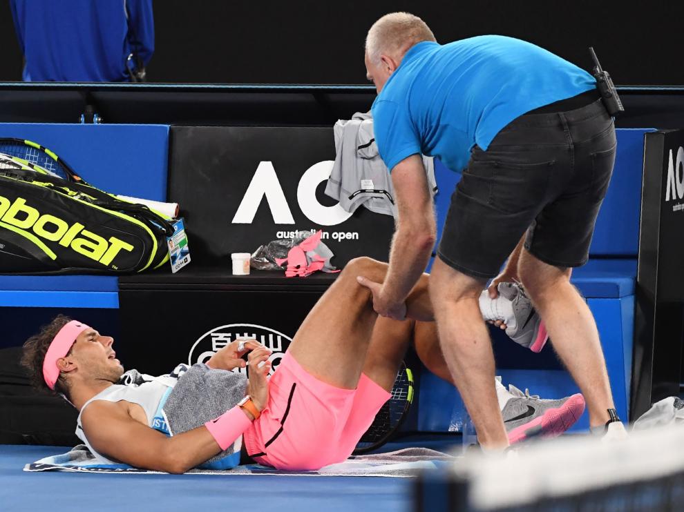 El tenista recibe atención médica durante el partido contra el croata Marin Cilic