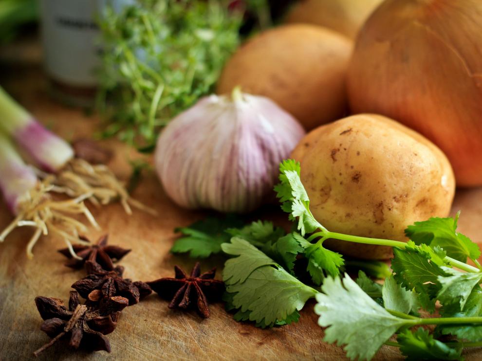 Las patatas, la cebolla o el ajo no se deben guardar en la nevera.