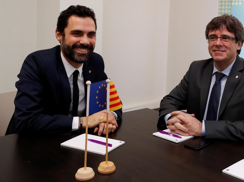 Torrent y Puigdemont mantienen su reunión en Bruselas pero cambian el emplazamiento por la prohibición del Gobierno