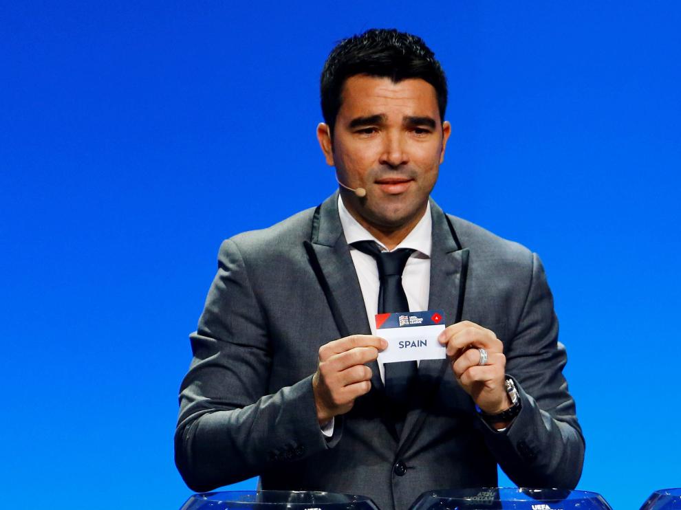 El exfutbolista Deco muestra el papel con el nombre de España, en el sorteo realizado este miércoles en Lausana.