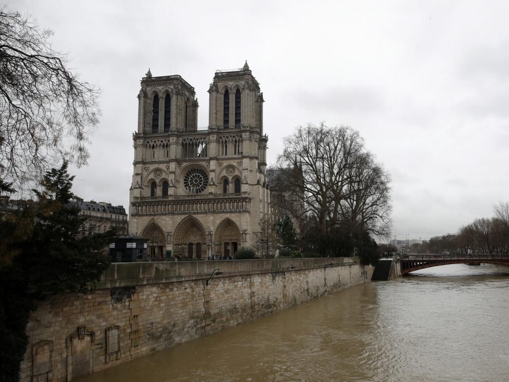 El Sena, desbordado a su paso por París
