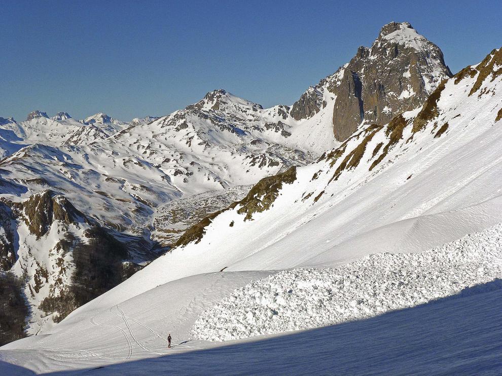 Los aludes son uno de los principales factores de riesgo en la montaña invernal.