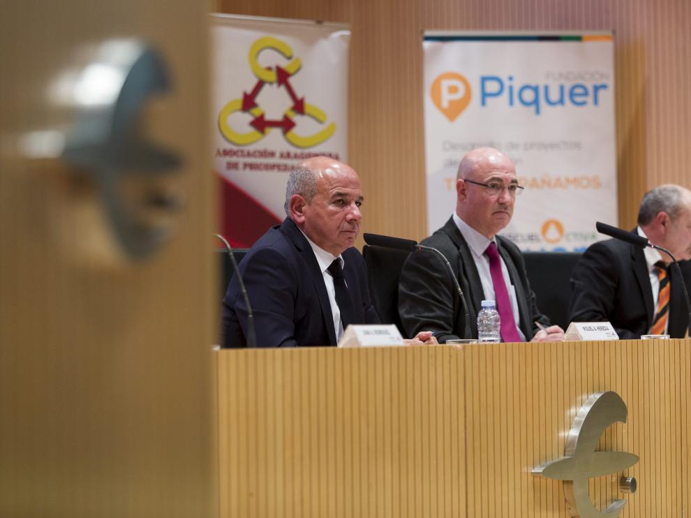 Miguel Ángel Heredia, Miguel Ángel Modrego y Juan Antonio Planas, durante una de las mesas redondas celebradas en la jornada sobre el acoso escolar