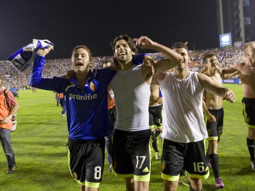 Los futbolistas del Real Zaragoza, en la celebración de la salvación en el campo del Levante tras ganar 1-2 el partido investigado.