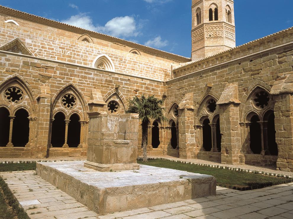 Claustro del monasterio de Rueda, con la torre mudéjar al fondo.