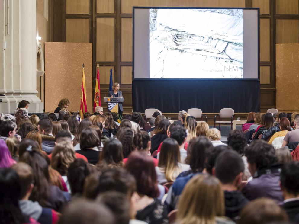 Conferencia de Amalia Descalzo sobre la figura de Pertegaz.