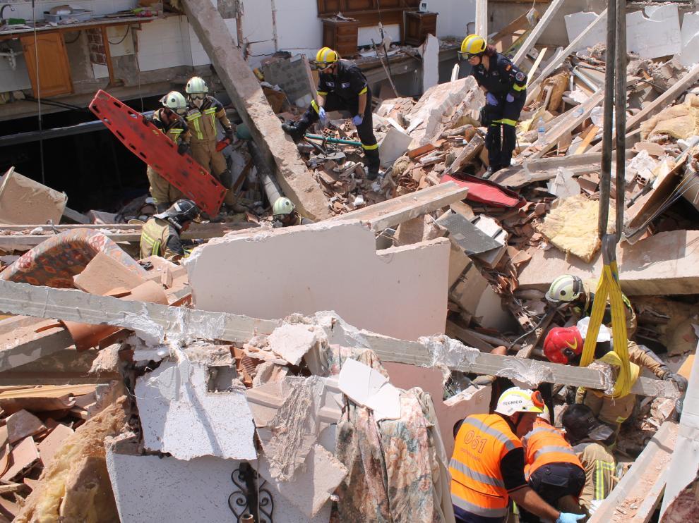 Bomberos de la Diputación en un derrumbe en Nuévalos
