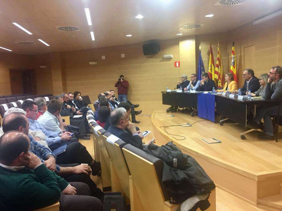 La delegación del Senado, reunida con alcaldes y dirigentes patronales en la sede de la Comarca de Gúdar-Javalambre, en Mora de Rubielos.