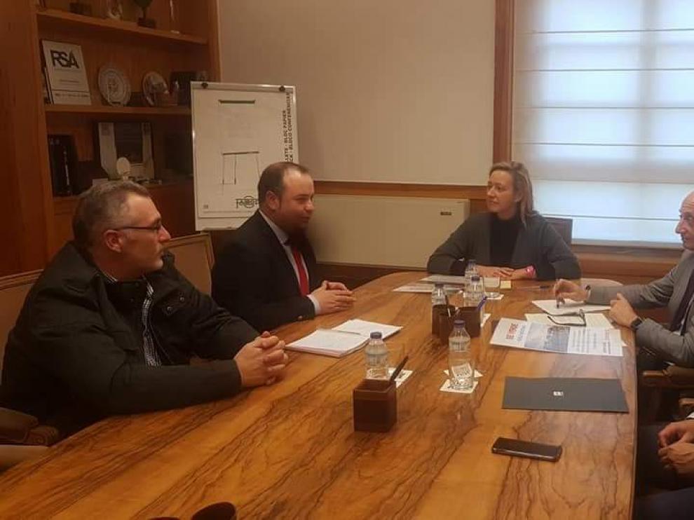 El alcalde, Víctor Chueca, y el teniente de alcalde, José Manuel Carrasco, junto a Marta Gastón.