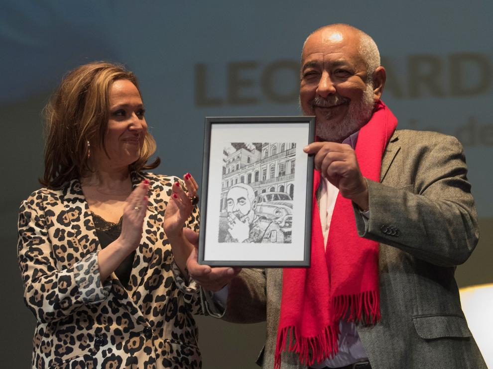 Leonardo Padura ha recibido el galardón de la mano de la consejera de Educación, Mayte Pérez.
