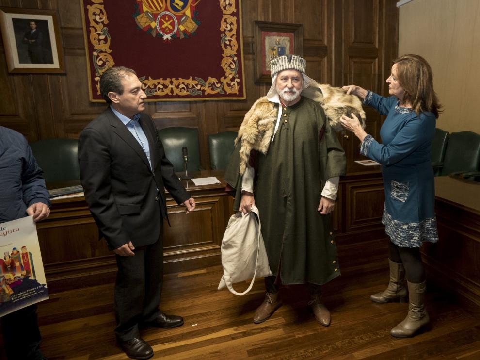 Raquel Esteban y José Manuel Valmaña presentaron recientemente el traje ganador del concurso convocado por la Fundación Amantes. Se trata de la indumentaria de un viajero del siglo XIII