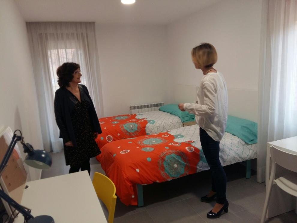 Broto ha visitado junto a repsonsables del IASS los nuevos hogares para menores bajo protección.