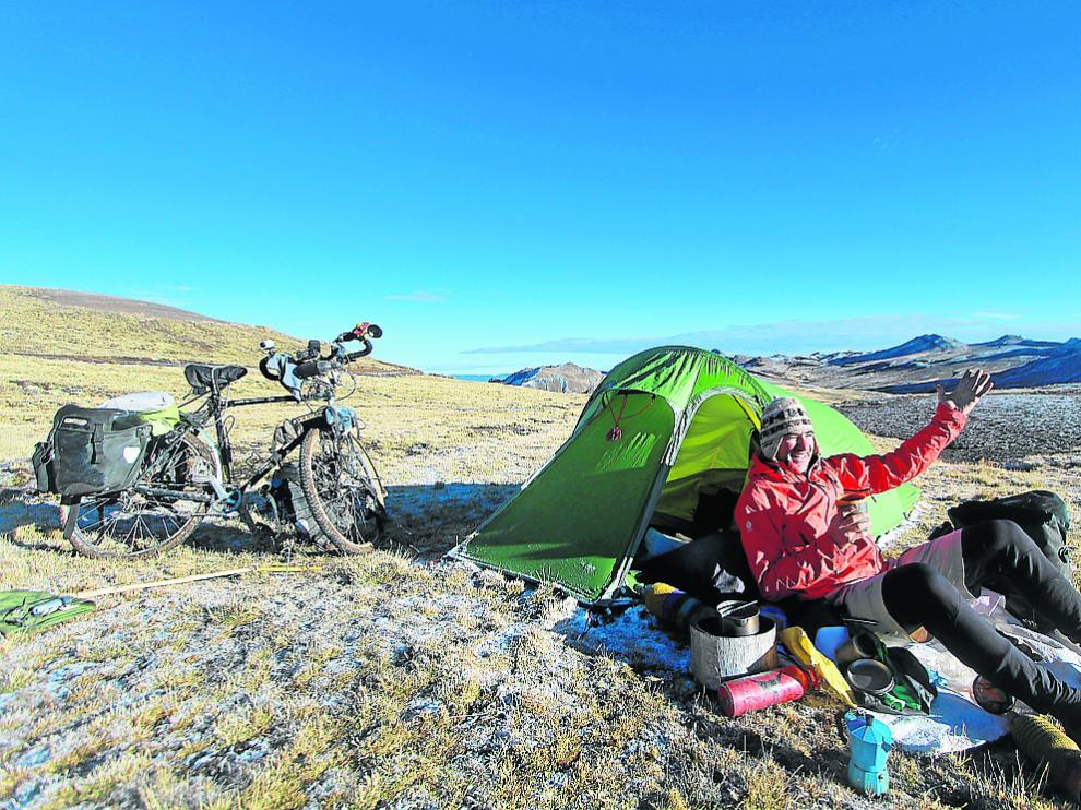 Álvaro Neil, 'Biciclown', en Los Andes (Perú), a 4.400 m de altura, durante su viaje.