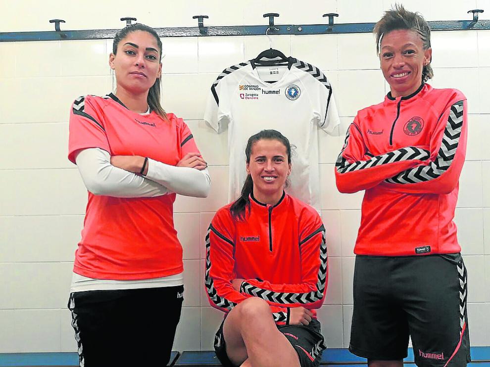Bordin, Kuc y Coleman posan ayer, después de entrenar, con la que será su nueva camiseta.