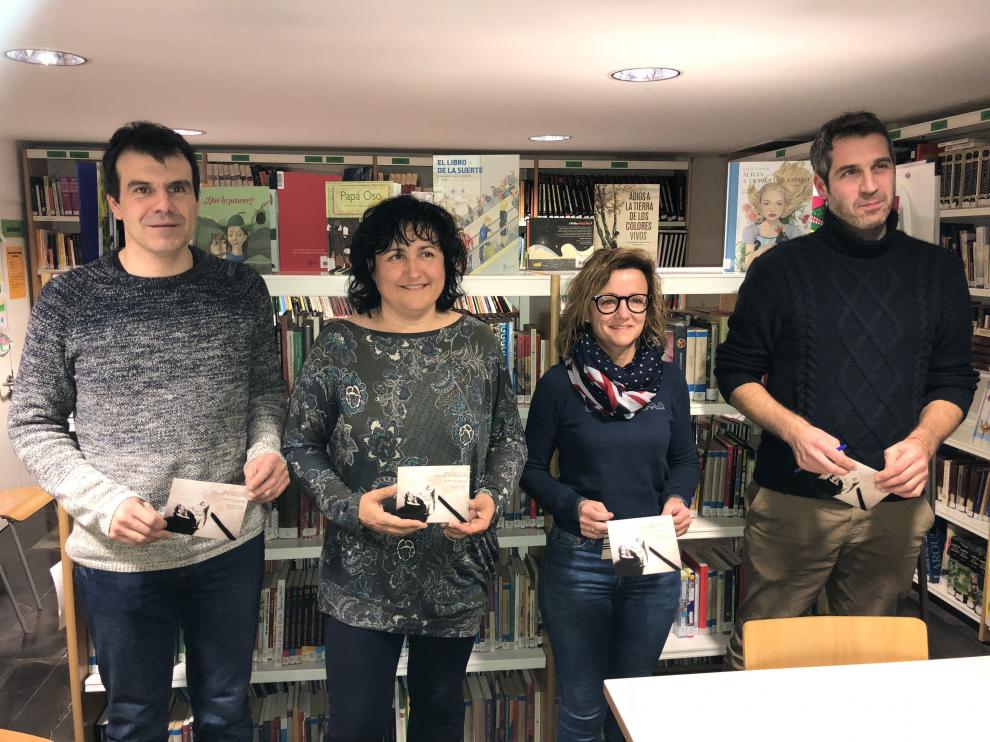 De izquierda a derecha: Los concejales de Cultura de Graus, Joaquín Baldellou, Estadilla Ana Mur, Fonz María Clusa y el técnico de cultura de Graus Jorge Mur en la Biblioteca de Estadilla.