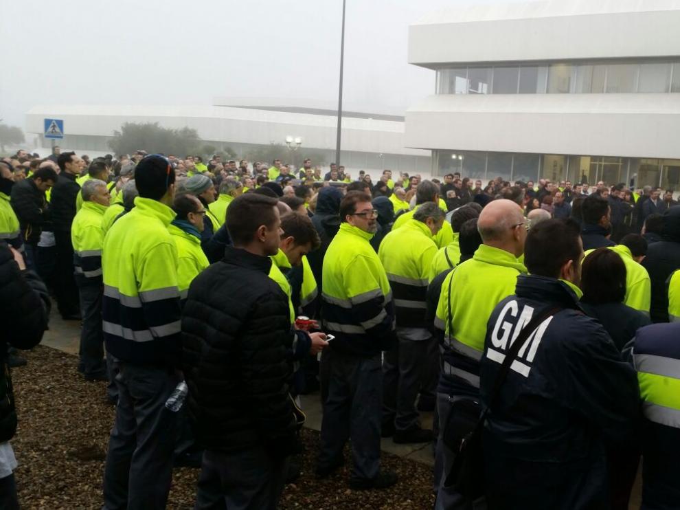 Protesta de los trabajadores de Opel este jueves por la mañana en la planta