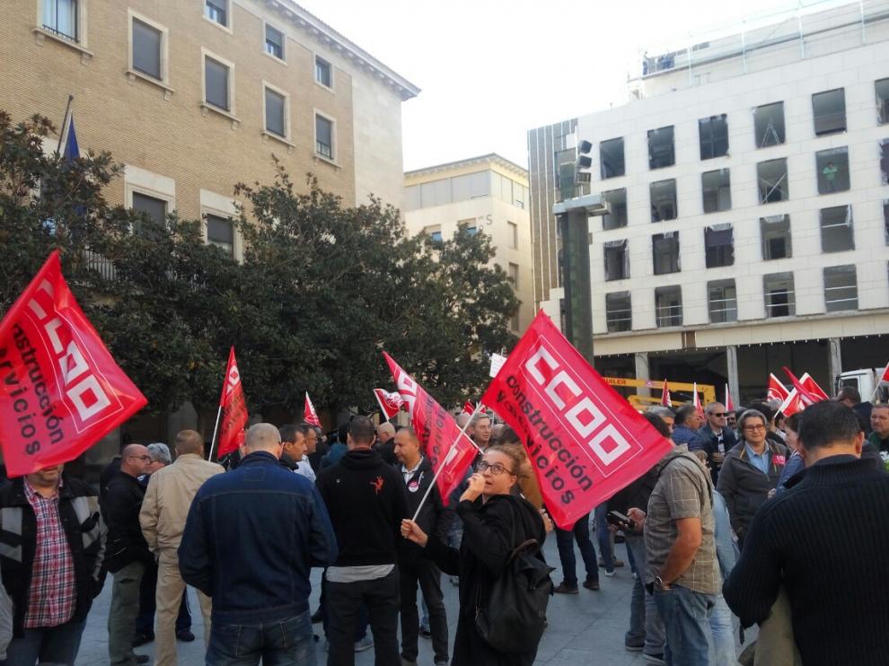 Delegados y trabajadores de empresas de seguridad privada piden un convenio con incremento salarial a las puertas de la Delegación del Gobierno