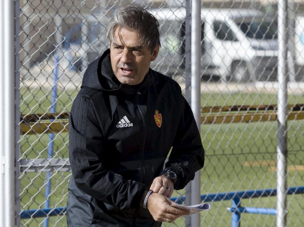 Natxo González, camino de la rueda de prensa.