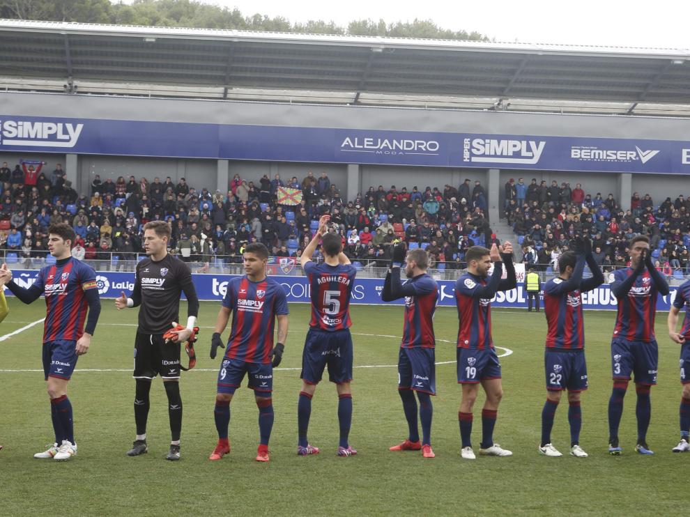 Los jugadores del Huesca aplauden al público antes de comenzar su último partido en El Alcoraz ante el Numancia (2-1).