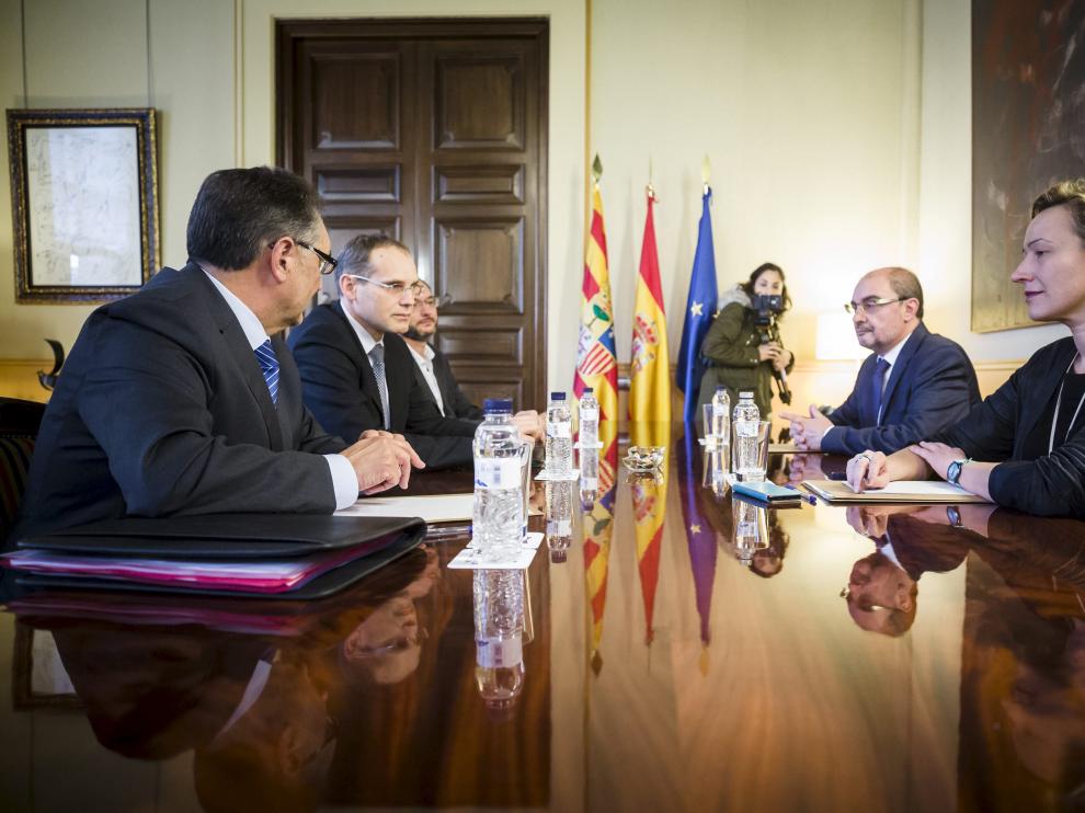 El vicepresidente de Manufacturas de Opel, Rémi Girardon; el director general de Opel España, Antonio Cobo, y el responsable de Recursos Humanos, Carlos Iglesias, se han reunido con el presidente del Gobierno aragonés, Javier Lambán, y la consejera de Economía, Marta Gastón