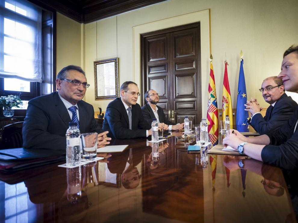 Los representantes de Opel/PSA en la reunión mantenida con el presidente del Gobierno aragonés, Javier Lambán, en el Pignatelli