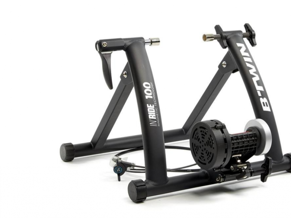 Rodillo B-Twin - 80 + 50Si ya tienes una bicicleta tradicional, no necesitas comprarte una estática para continuar con la práctica en casa, este rodillo obra el milagro en unos minutos. Cuenta con un freno magnético y 7 niveles de resistencia equivalentes a una rueda de inercia de 1,7 kilogramos. un kit de conexión que se vende a parte permite convertirla en una bici estática inteligente que mide el entrenamiento a través de una aplicación móvil.