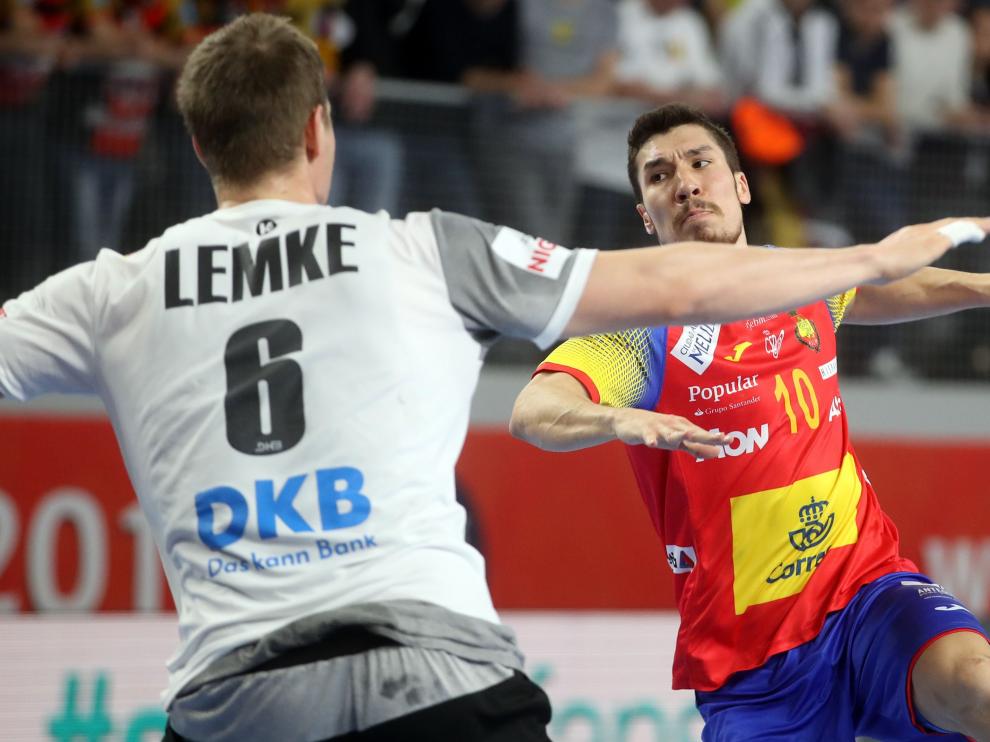 Álex Dujshebáev se levanta ante la defensa alemana.