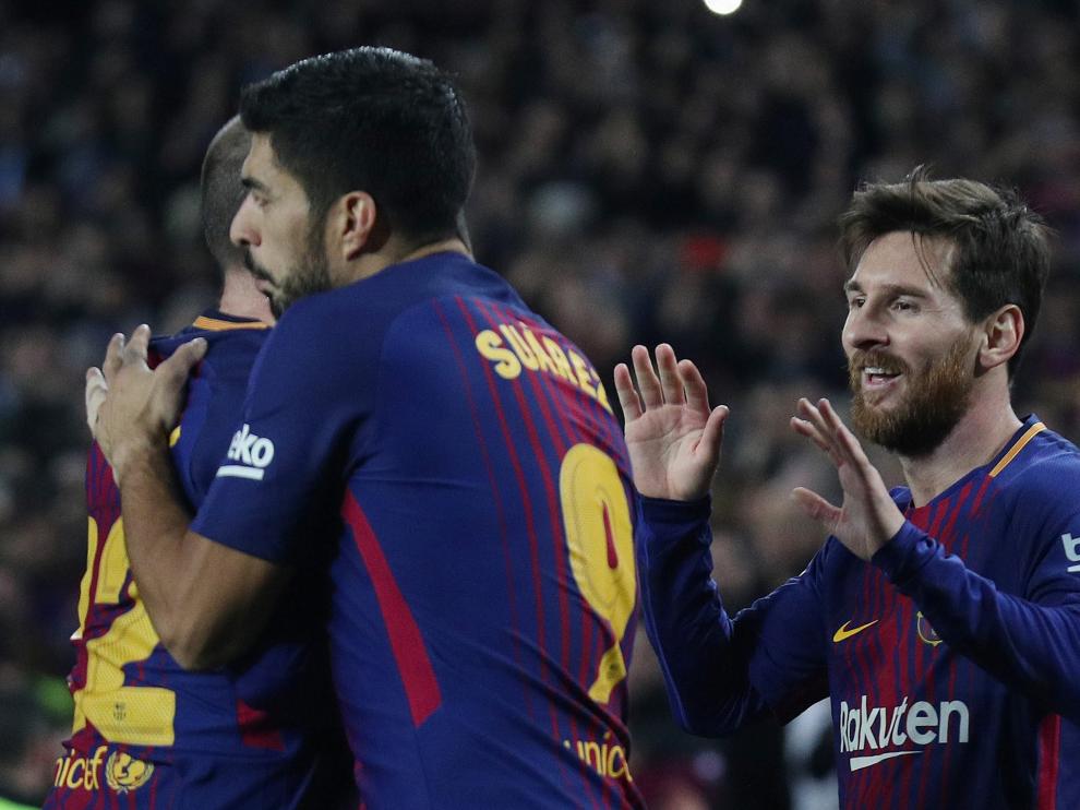 Messi celebrando su gol junto a Luis Suárez.