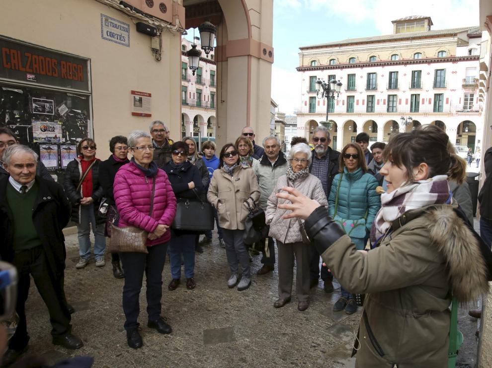 Participantes en una de las visitas guiadas a Huesca para vecinos de Zaragoza con motivo de la última Cincomarza