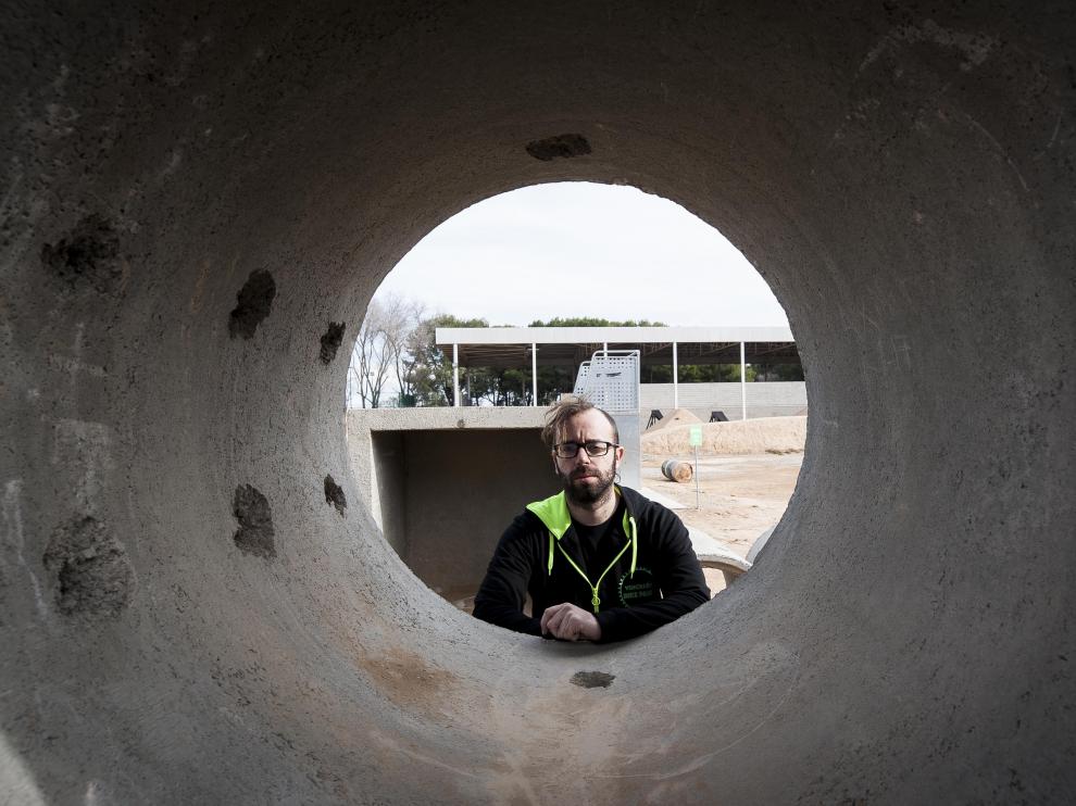 Gonzalo Raluy se asoma a uno de los tubos del 'bike park' de Vencillón.