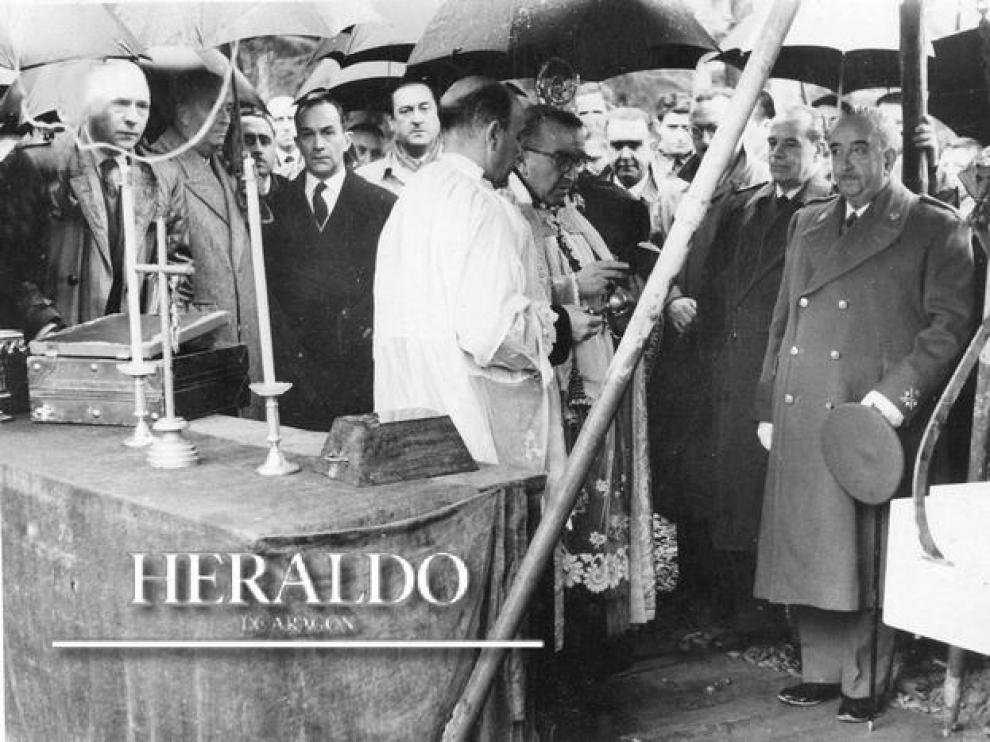 Momento de la bendición y colocación de la primera piedra del Palacio de los Deportes con la presencia del arzobispo Morcillo