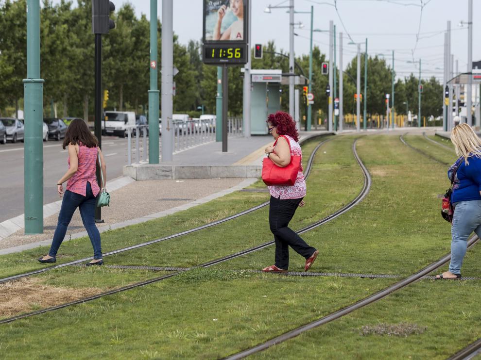 Los vecinos de la margen izquierda llevan más de tres años reclamando mejoras en el cruce.