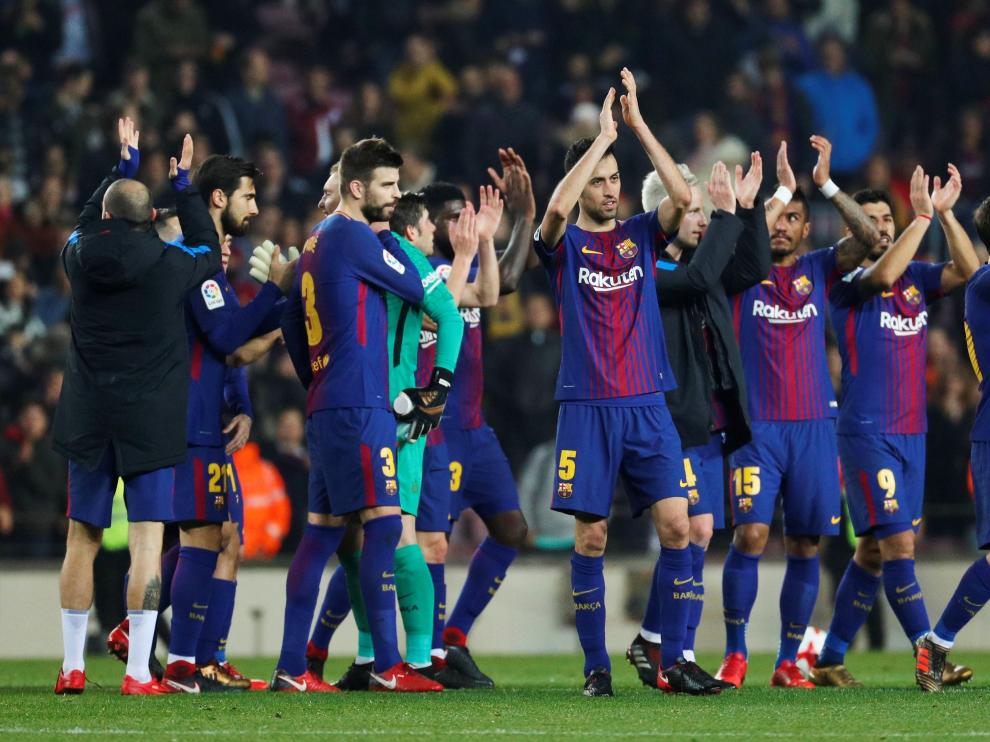 Jugadores del Barcelona celebran la victoria