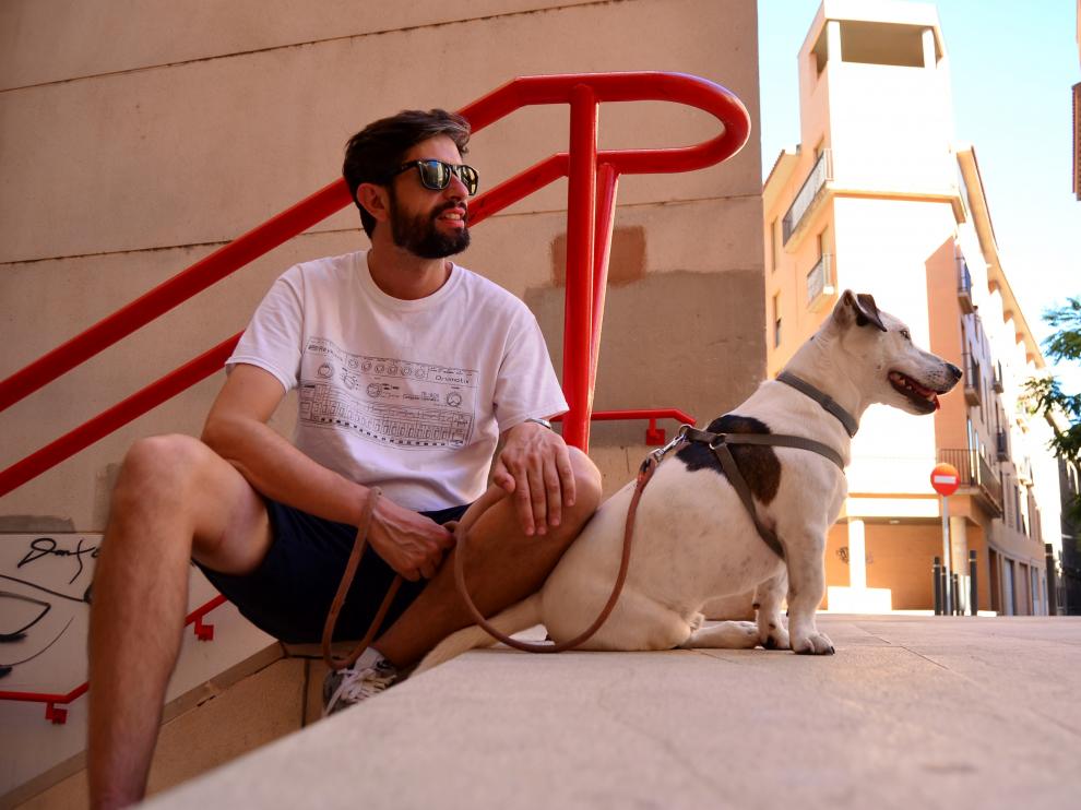 Chelis, en Zaragoza, con su perro, Disco.