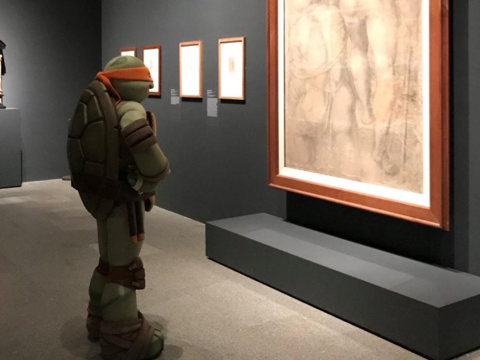 La Tortuga Ninja Michelangelo observando una obra de Miguel Ángel.