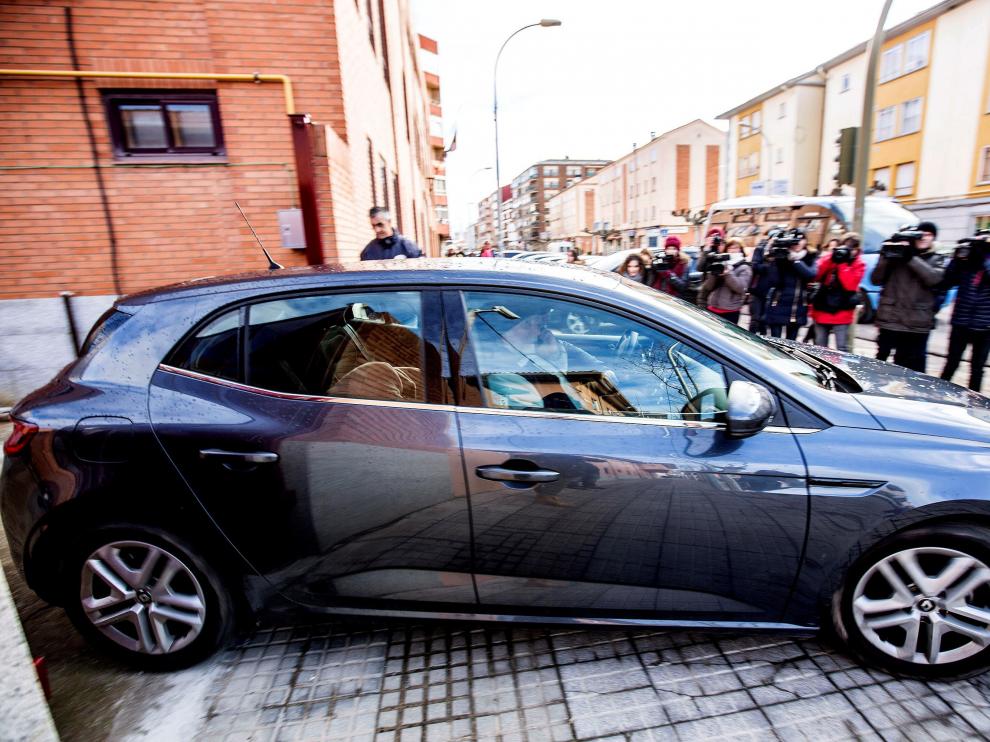 Un coche de la policía abandona el juzgado con la menor amiga de la niña