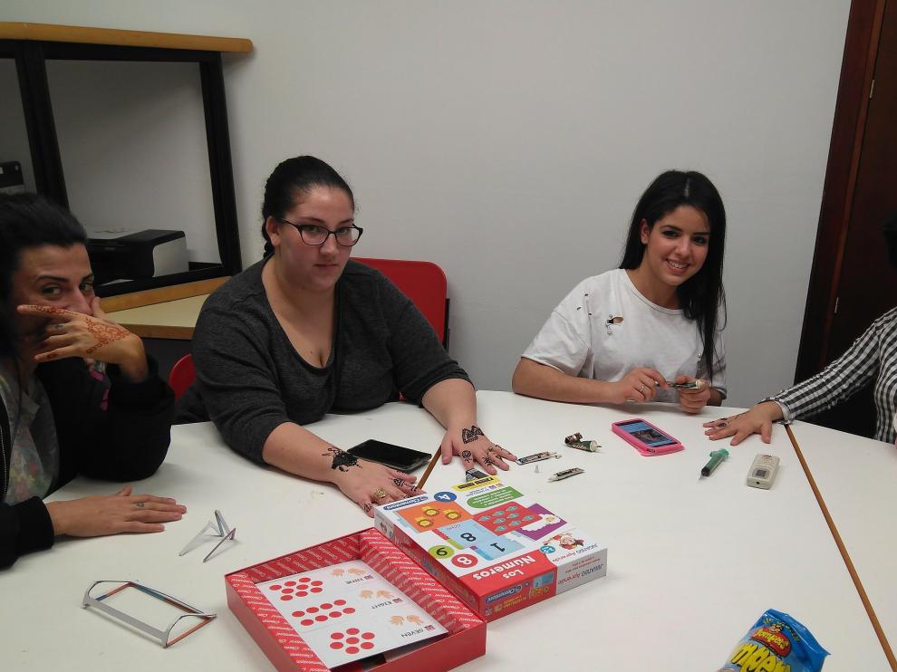 El grupo de madres, realizando un taller de henna en la Casa de la Juventud de San Pablo