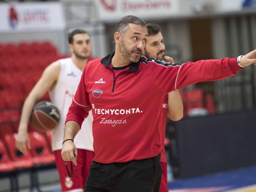 Jota Cuspinera da instrucciones durante un entrenamiento en el Príncipe Felipe