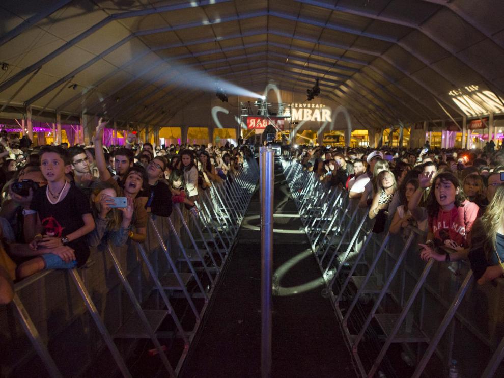 Imagen de la carpa del Parking Norte, con el público separado en función de su edad en las fiestas del Pilar de hace cuatro años.