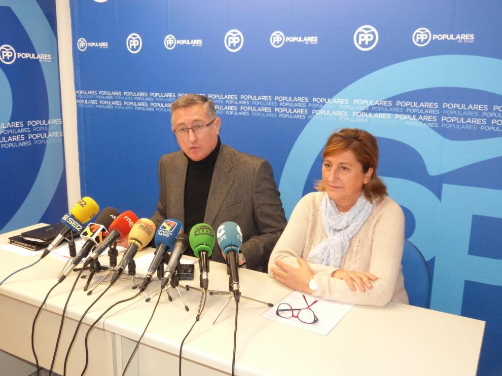 Manuel Blasco y Carmen Pobo, durante la rueda de prensa ofrecida en la sede del PP en Teruel.