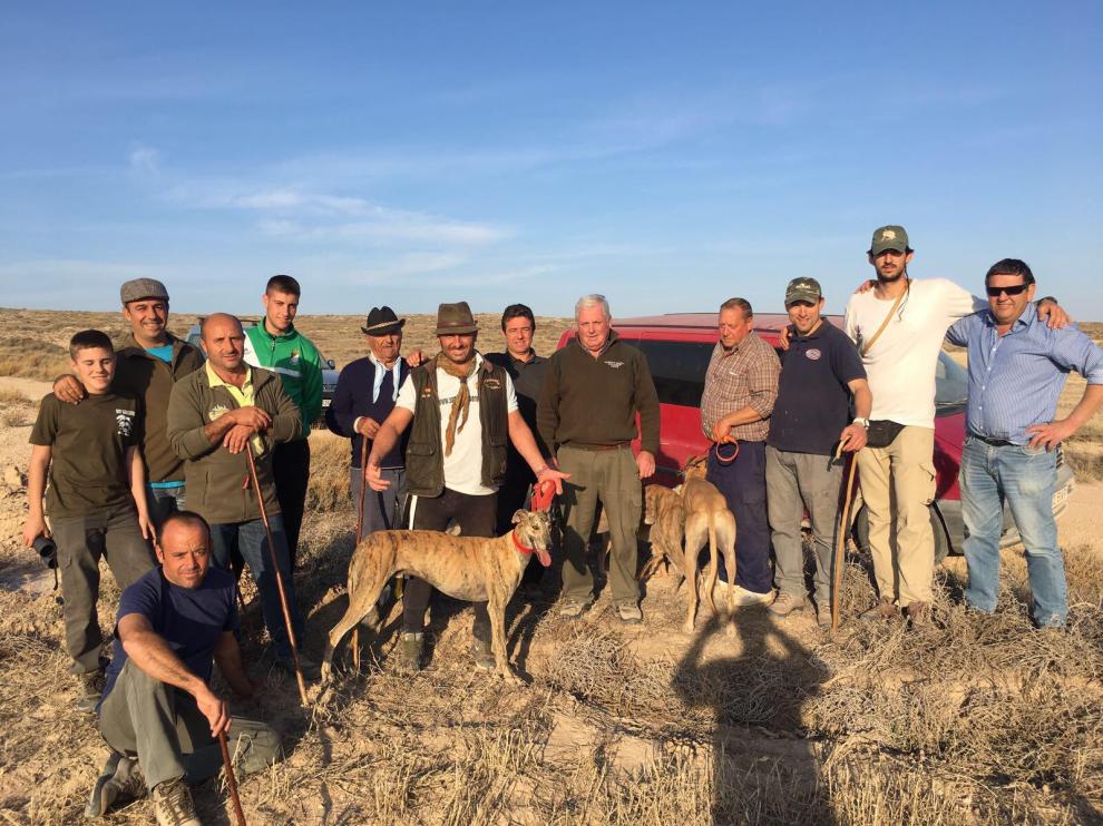 Espléndido, junto a miembros de Galgueros Los Maños.