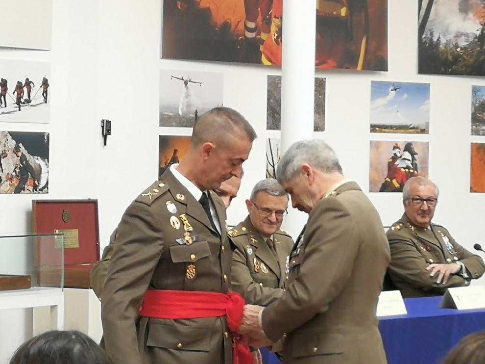 El general maellano Miguel Alcañiz impone el fajín de general al jacetano José Manueñl Vivas en el cuartel general de la UME en Madrid.