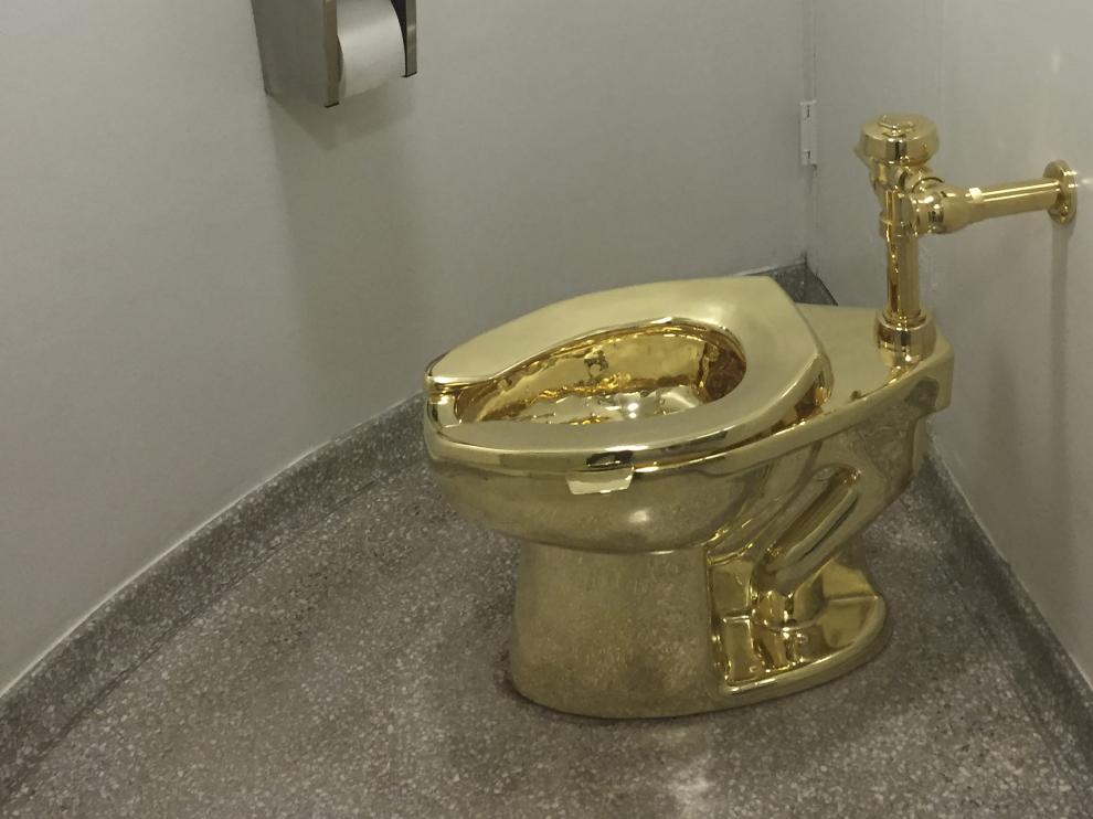 Taza de váter de oro con el título de 'América', obra del artista italiano Maurizio Cattelan